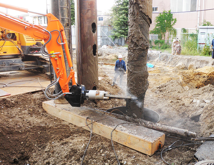 地下解体に伴う地中障害物の除去工事